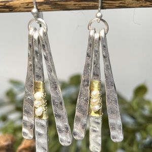 Silver-tone 💙 Hammered Earrings sticks w/ pearl
